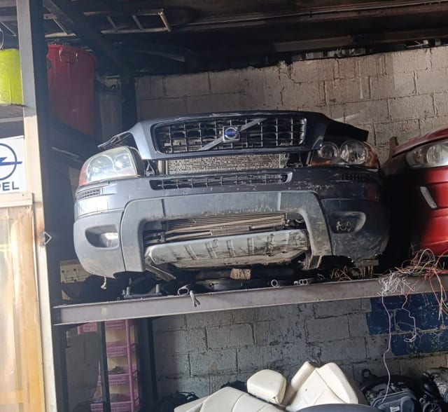 Silver-grey Volvo XC90 SUV front halfcut — bumper, grille, headlights and radiator support, Sharjah market