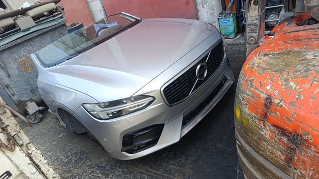Silver Volvo S90/V90 front halfcut — hood, grille, bumper and LED headlight, Sharjah market
