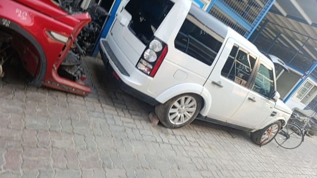 White Land Rover Discovery 4 LR4 SUV rear — tailgate, tail lights, doors and alloy wheels, Sharjah market