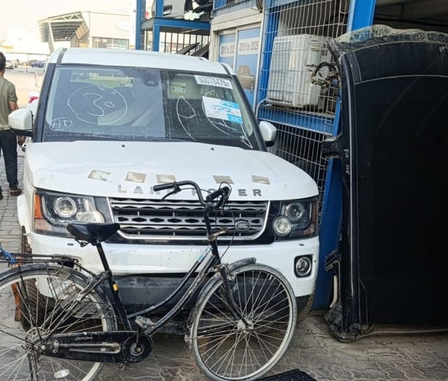 White Land Rover Discovery 4 LR4 SUV front — bumper, grille, headlights and hood, Sharjah market