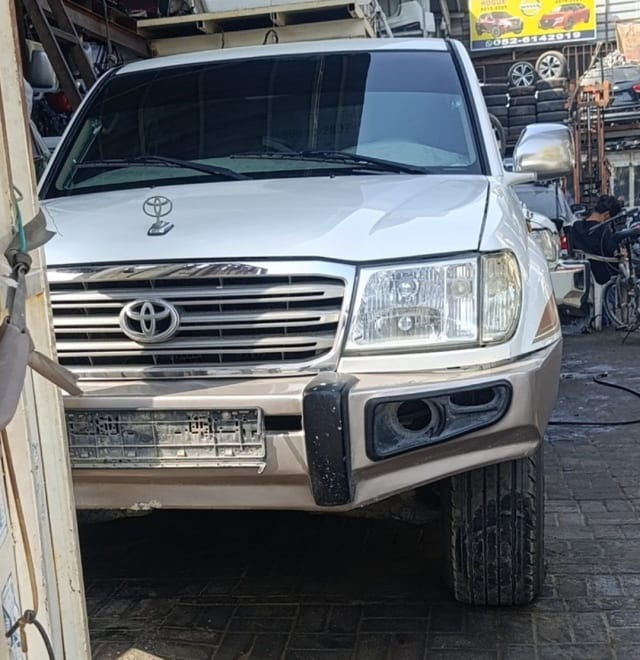 White Toyota Land Cruiser front end — bumper, chrome grille, headlight and hood, Sharjah market