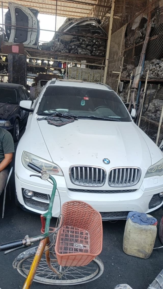 White BMW X6 SUV coupe front — bumper, kidney grille, headlights and hood, Sharjah market