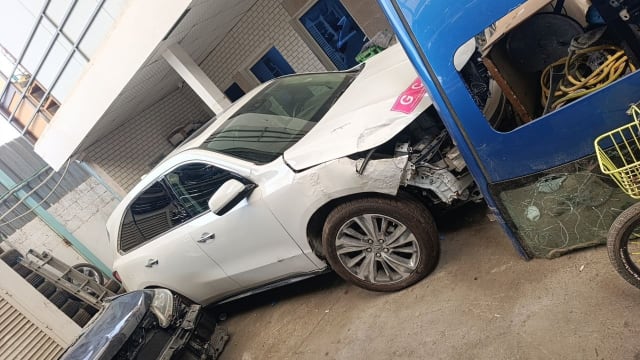 White Acura MDX SUV for parts with front-end damage — fender, alloy wheel and doors, Sharjah market