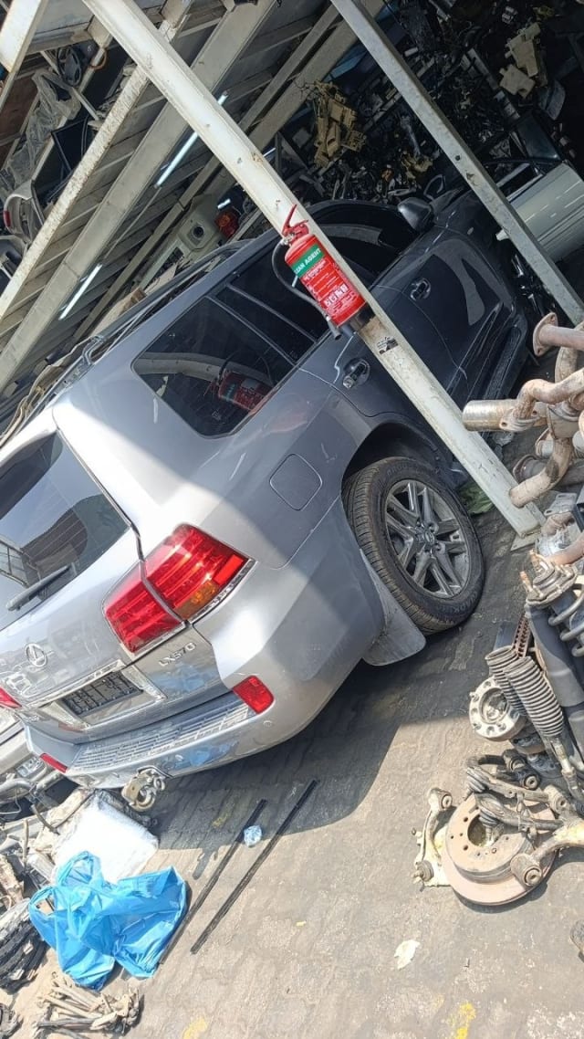 Silver Lexus LX570 SUV rear cut — tailgate, tail lights, bumper and alloy wheel, Sharjah market