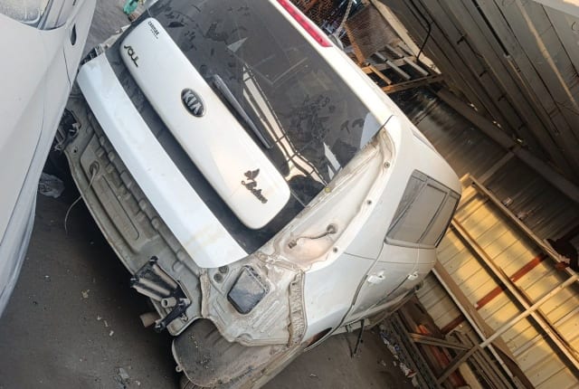 White Kia Soul hatchback rear halfcut — tailgate, rear glass and wiper, Sharjah market