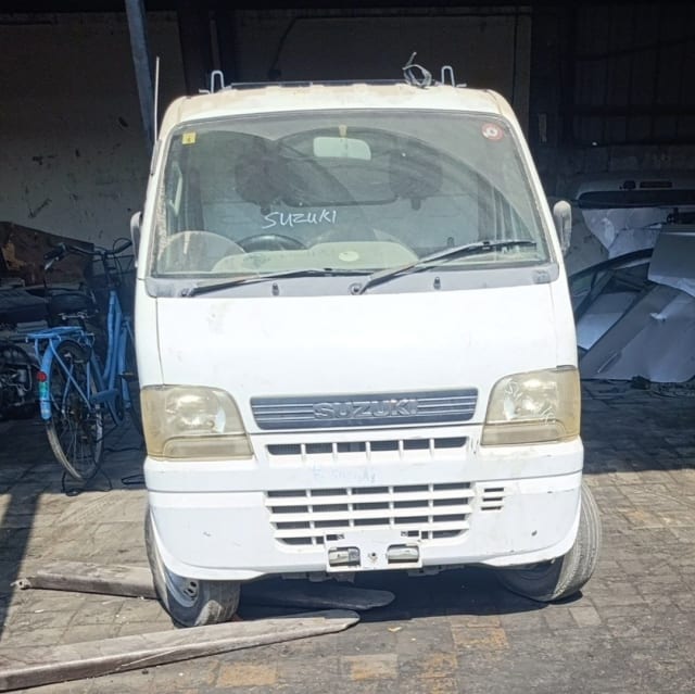White Suzuki Carry kei truck front — grille, headlights and bumper, Sharjah market