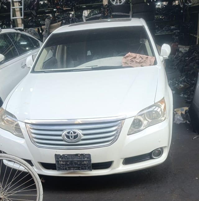 White Toyota Avalon sedan front — bumper, chrome grille, headlights and hood, Sharjah market