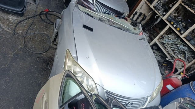 Silver Lexus ES sedan front halfcut — hood, grille, headlights and bumper, Sharjah market