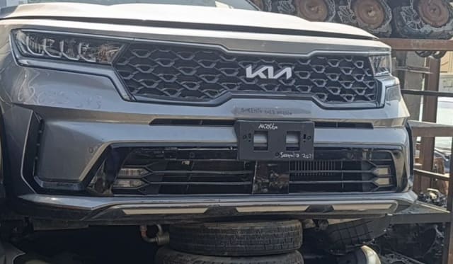 Silver-grey Kia Sorento front halfcut with grille, LED headlights, hood and front bumper, Sharjah market