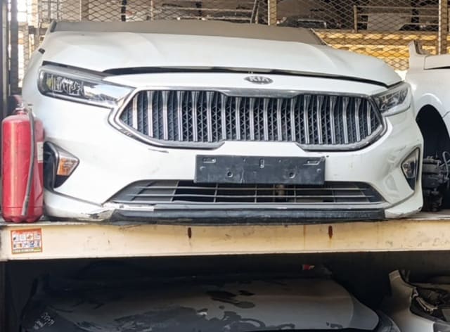 White Kia Cadenza front halfcut — hood, chrome grille, bumper and LED headlights, Sharjah market