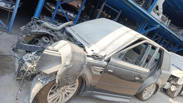 Dark grey Land Rover Range Rover Sport for parts — stripped front, hood, doors and alloys, Sharjah market