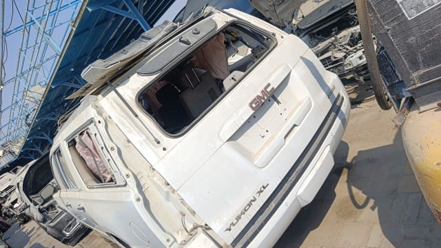 White GMC Yukon XL rear halfcut — liftgate, rear bumper and quarter panel, Sharjah market