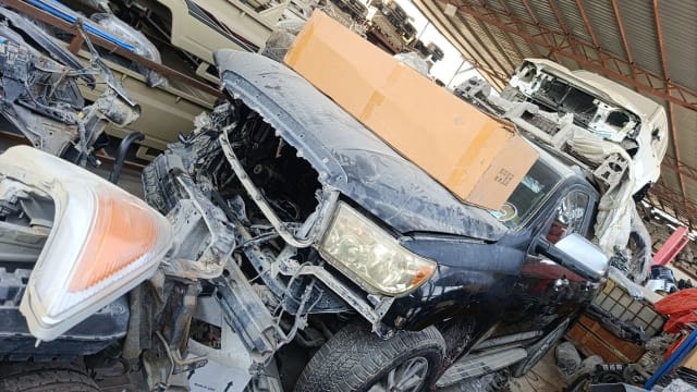 Black Toyota Land Cruiser for parts: stripped front end, hood, headlight and fender in Sharjah market