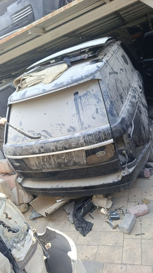 Dusty black Land Rover Range Rover rear halfcut: tailgate, rear bumper and quarter panel, Sharjah market