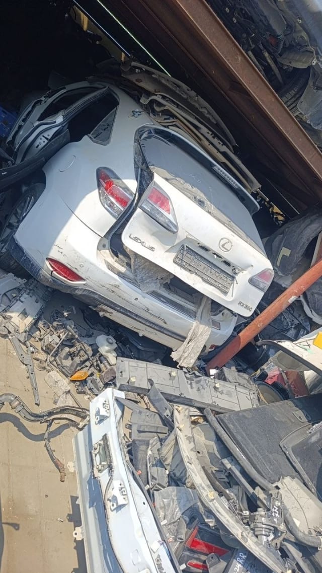 White Lexus RX350 rear halfcut with tailgate, tail lights and rear bumper, Sharjah market