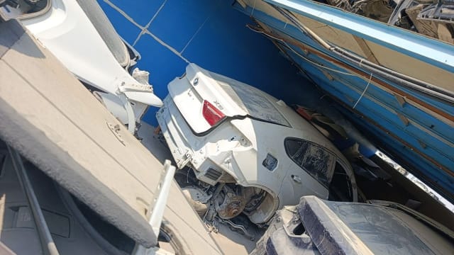 White BMW X6 rear halfcut — tailgate with X6 badge, taillight, quarter panel and rear brake disc, Sharjah market