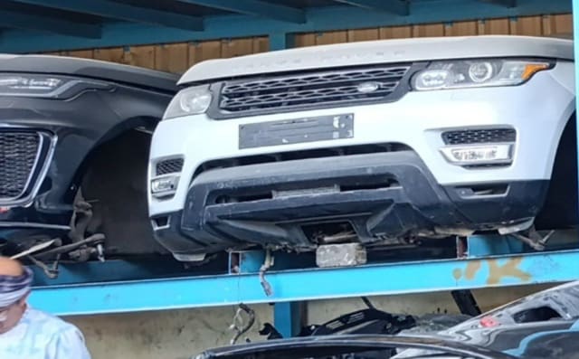 White Range Rover Sport front halfcut on rack: hood, grille, headlights and bumper, Sharjah market