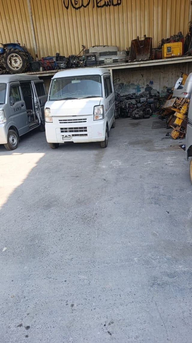 White Suzuki Every kei van for parts: front bumper, grille and headlights, Sharjah market