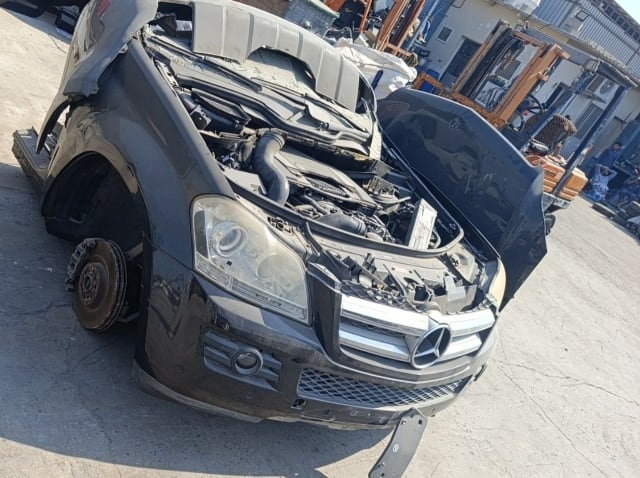 Dark grey Mercedes-Benz GL-Class front halfcut — bumper, chrome grille, headlights and engine bay, Sharjah market
