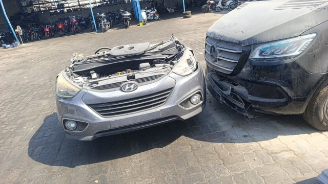 Grey Hyundai Tucson front halfcut with bumper, grille, headlights and open engine bay, Sharjah market