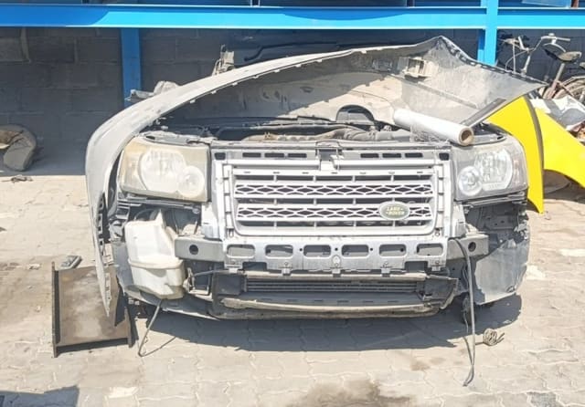 Land Rover Freelander 2 front halfcut — grille, headlights, bumper and raised hood, Sharjah market
