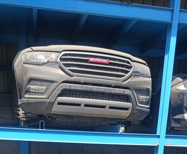 Champagne Haval H6 front halfcut: chrome grille, headlights and bumper on a rack, Sharjah market