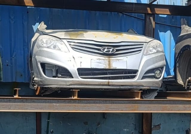 Silver Hyundai Elantra front halfcut — hood, grille, headlights and bumper on a rack, Sharjah market