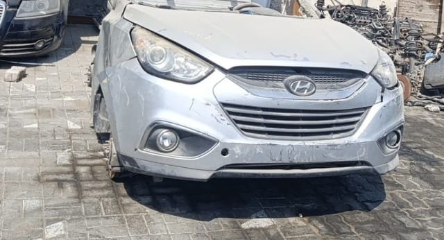 Silver Hyundai Tucson front halfcut with bumper, grille, headlights and hood, Sharjah market