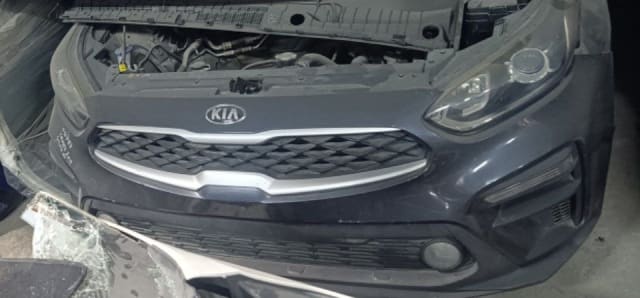 Dark grey Kia Cerato front halfcut with bumper, chrome grille, headlight and open engine bay, Sharjah market