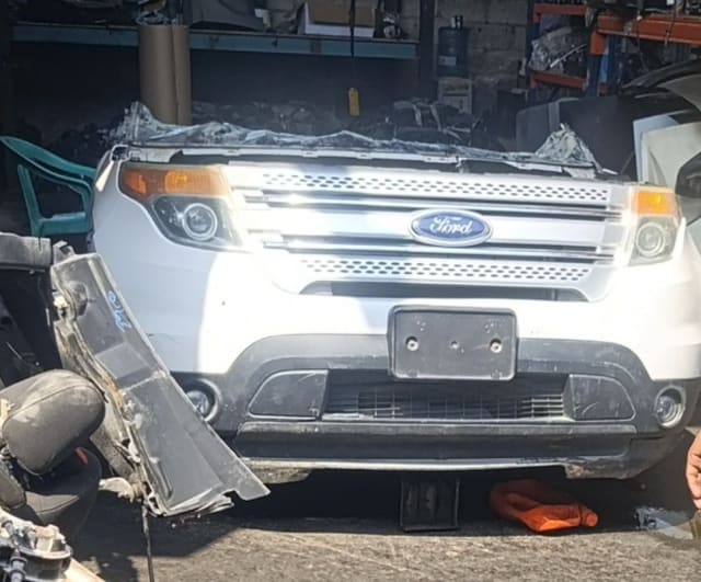 White Ford Explorer front halfcut with grille, headlights and bumper on the Sharjah market
