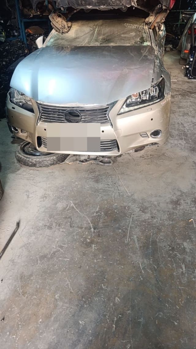 Silver Lexus GS front halfcut — hood, spindle grille, headlights and bumper, Sharjah market