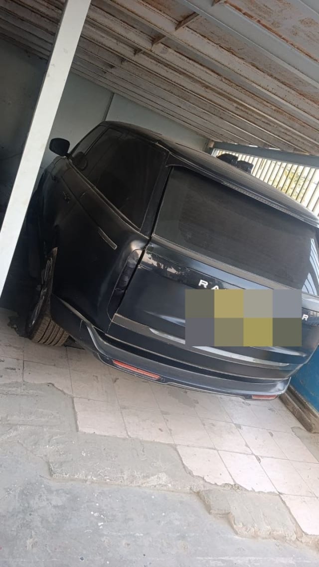 Black Land Rover Range Rover SUV for parts, rear view with tailgate, tail lights and bumper, Sharjah market