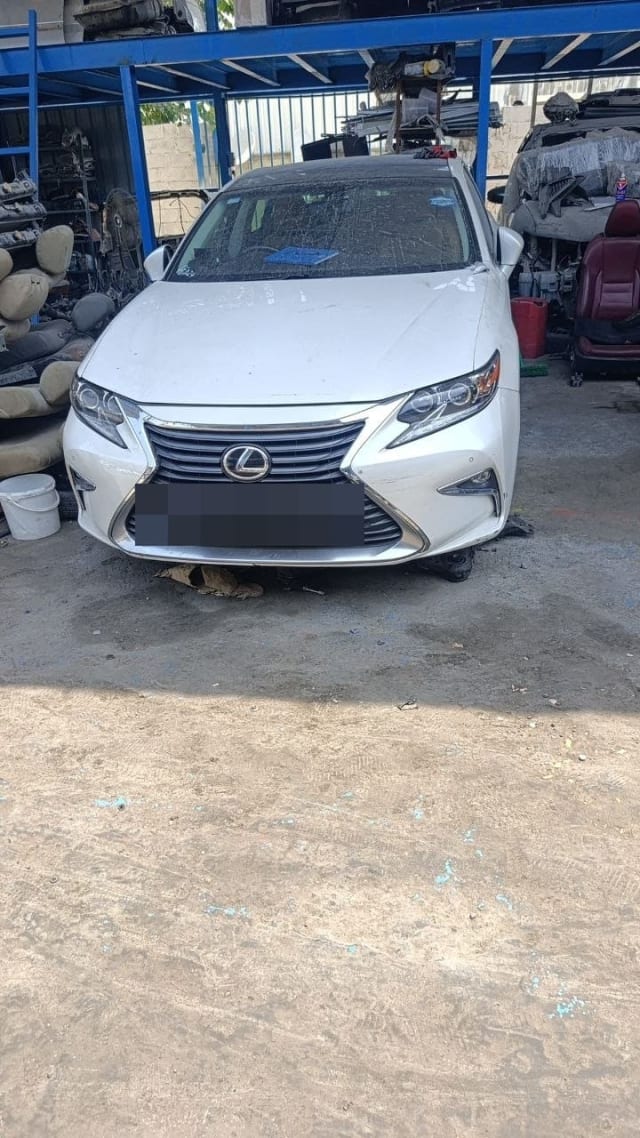 White Lexus ES sedan halfcut front view: spindle grille, headlights, bumper and hood, Sharjah market
