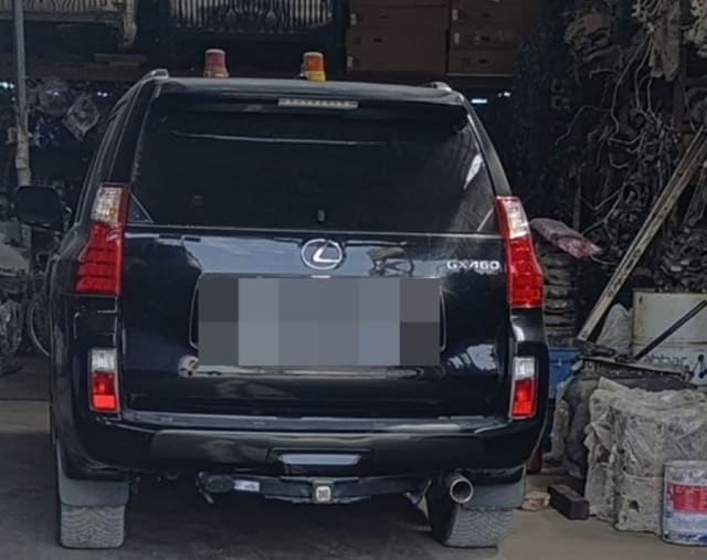 Black Lexus GX460 SUV for parts, rear view: tailgate, taillights and rear bumper, Sharjah market