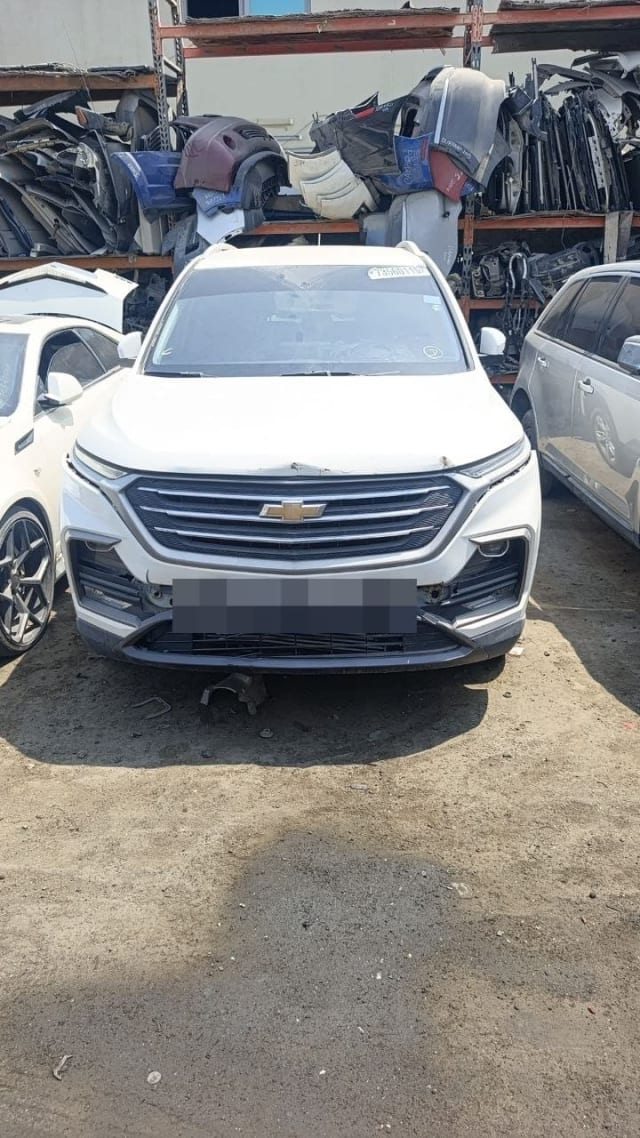 White Chevrolet Captiva SUV halfcut front view: hood, grille, headlights and bumper, Sharjah market