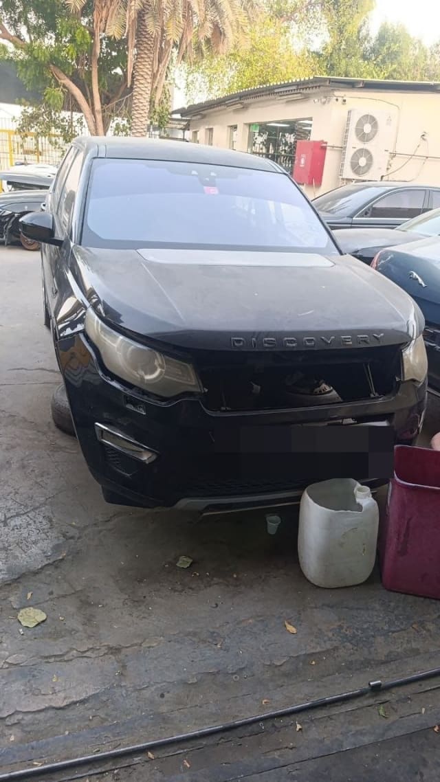 Black Land Rover Discovery Sport for parts — hood, headlights and front bumper, grille missing, Sharjah market