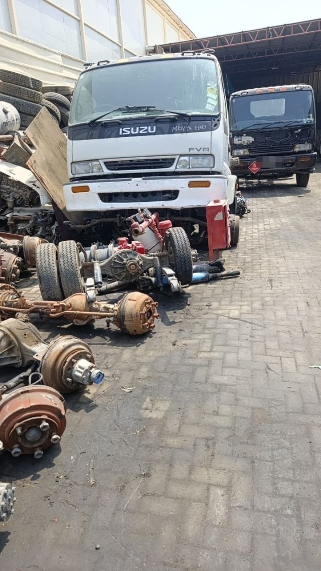 White Isuzu FVR truck halfcut: cab, bumper and headlights with axles and differential in front, Sharjah market