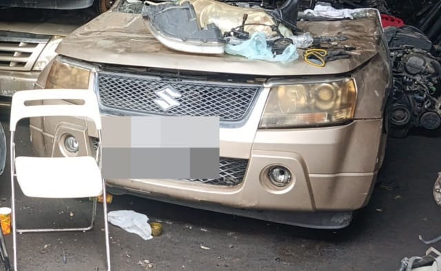 Gold Suzuki Grand Vitara front halfcut — bumper, grille, headlights and hood, Sharjah market