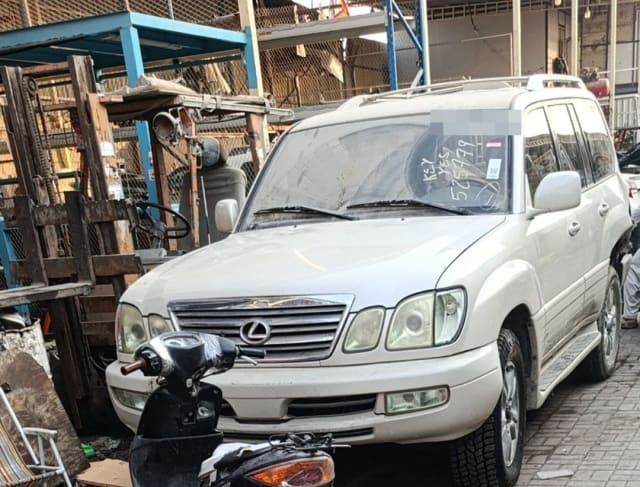 White Lexus LX470 SUV for parts: grille, headlights, bumper, hood and doors, Sharjah market