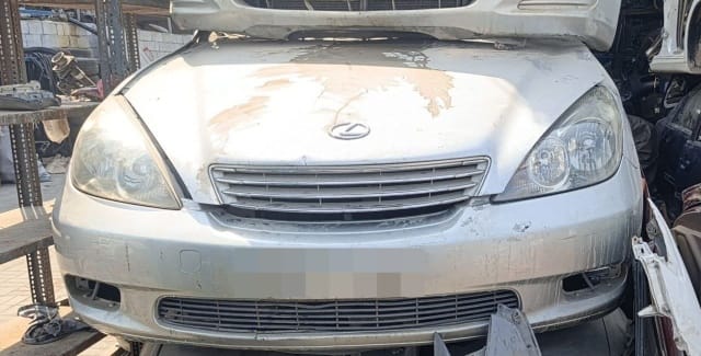 Silver Lexus ES330 halfcut front: hood, chrome grille, headlights and bumper, Sharjah market