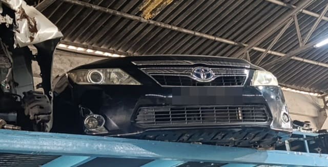 Black Toyota Camry halfcut front end — bumper, chrome grille, headlights and fog lights, Sharjah market