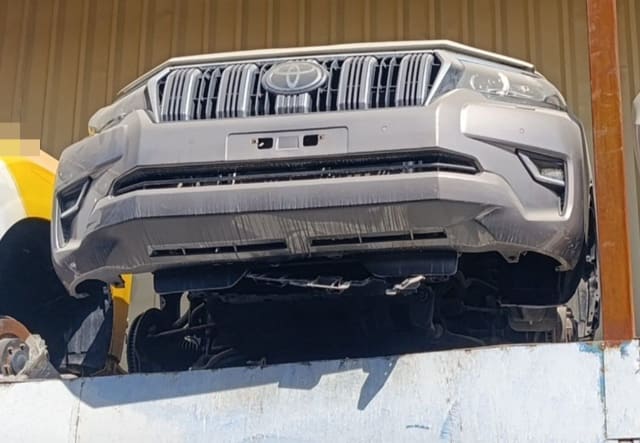 Silver-grey Toyota Land Cruiser Prado front halfcut with grille, bumper and headlight, Sharjah market