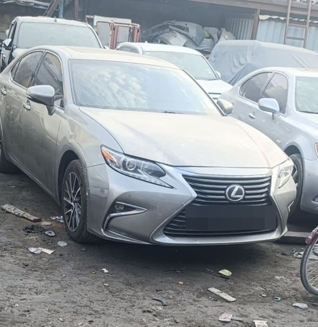 Silver Lexus ES sedan for parts: front bumper, spindle grille, headlights and alloy wheels, Sharjah market