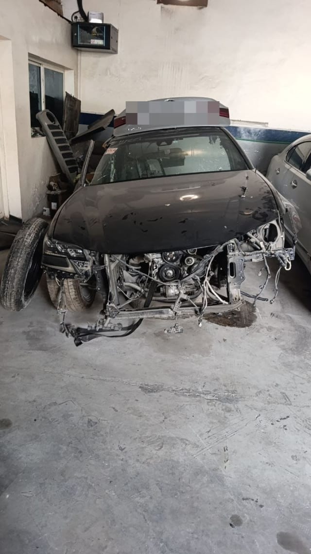Dark grey Lexus GS sedan halfcut, front stripped showing hood, headlight and engine, Sharjah market