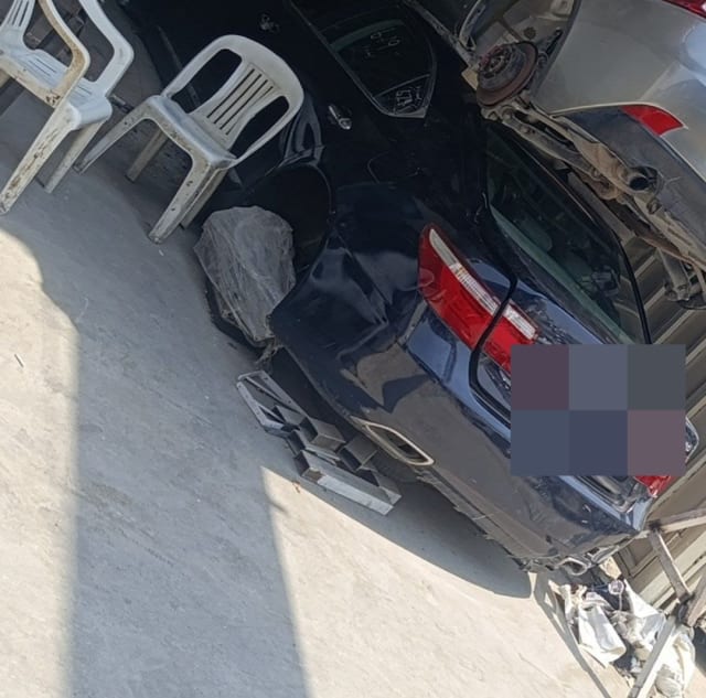 Dark blue Lexus LS rear halfcut with taillights, trunk lid and rear bumper, Sharjah market
