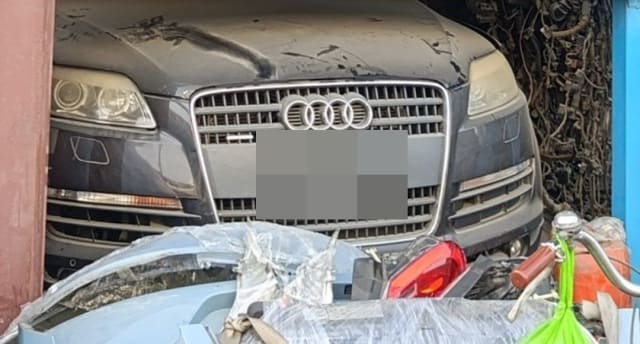 Dark grey Audi Q7 front halfcut: chrome grille, headlights, bumper and hood, Sharjah market