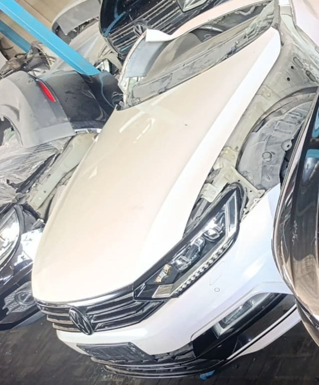 White Volkswagen Passat front halfcut with hood, grille, bumper and LED headlight, Sharjah market