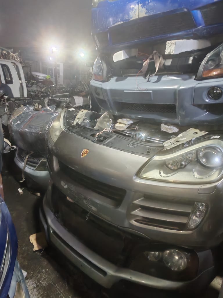 Nose cut + Hood Porsche Cayenne