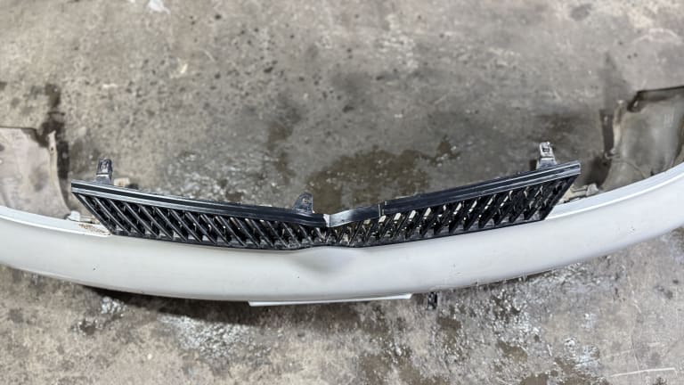 Bumper + Grille Toyota Platz