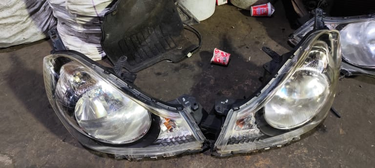 Headlights Nissan AD